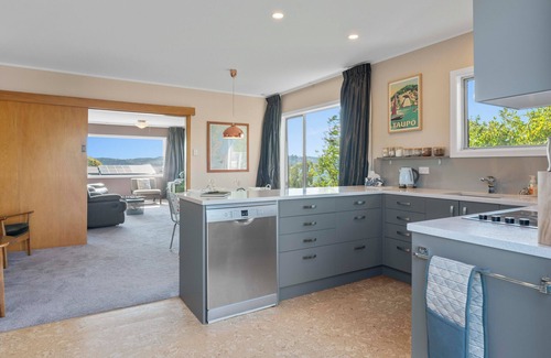 Taupo Casa | Willow Lake House - Lake Taupo Holiday Home