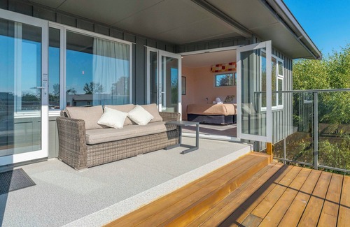 Taupo Casa | Willow Lake House - Lake Taupo Holiday Home