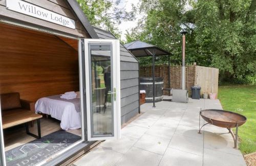 Middleton Cheney Casa | Willow Lodge At Bridge Lake Farm & Fishery