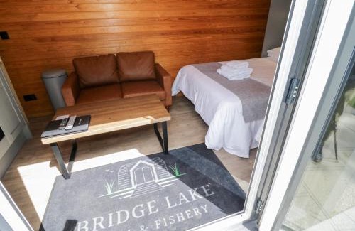 Middleton Cheney Casa | Willow Lodge At Bridge Lake Farm & Fishery