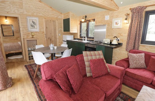 Frankton Cabaña | WILLOW, pet friendly, with hot tub in Dunchurch