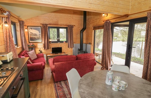 Frankton Cabaña | WILLOW, pet friendly, with hot tub in Dunchurch