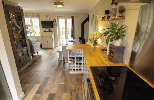 Woodhall Spa Cabaña | WILLOW VIEW, pet friendly, with open fire in Bucknall