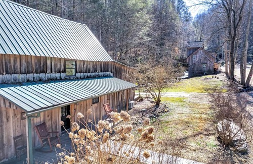 Cosby Casa | Wills Barn 2 Queen bedrooms - private 36-acre resort with 6 homes amazing waterfall