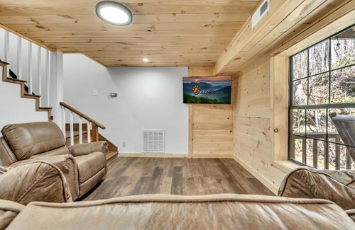 Cosby Casa | Wills Barn 2 Queen bedrooms - private 36-acre resort with 6 homes amazing waterfall