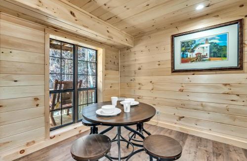 Cosby Casa | Wills Barn 2 Queen bedrooms - private 36-acre resort with 6 homes amazing waterfall