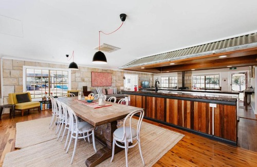 Budgee Budgee Casa | 'Wilpine' Poolside Country Luxury near Town