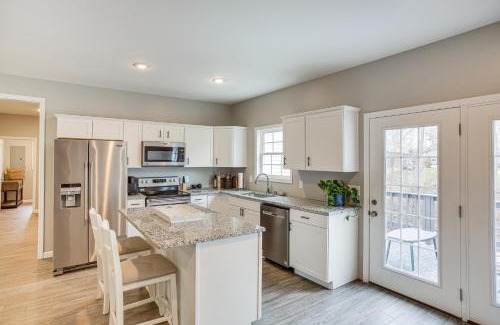 Winchester Casa | Winchester Home with Deck Less Than 1 Mi to Tims Ford Lake!