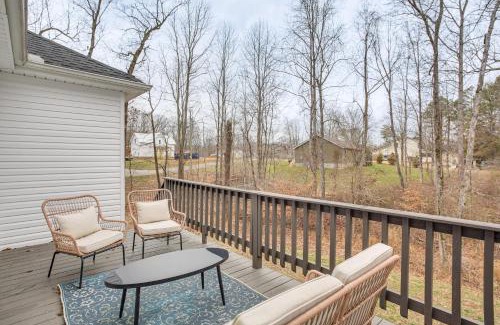 Winchester Casa | Winchester Home with Deck Less Than 1 Mi to Tims Ford Lake!
