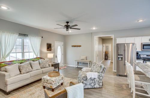 Winchester Casa | Winchester Home with Deck Less Than 1 Mi to Tims Ford Lake!