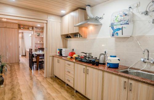 The Mall Road Apartamento | Wind 2BHK By Wabi Sabi Stays Private Balcony