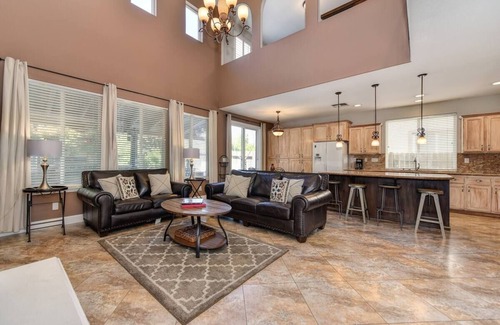 Westlake Casa | WIND HOUSE Lujo al lado del centro de la ciudad OldTown Aeropuerto SleepTrain Arena Piscina Sauna