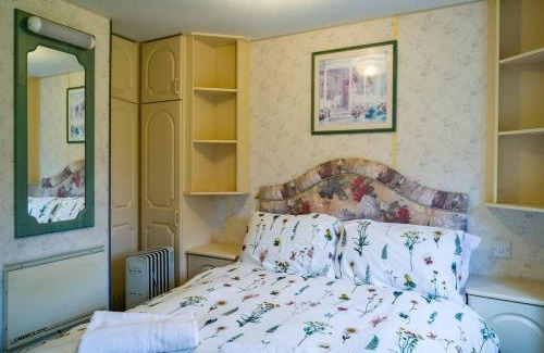 Priors Marston Apartamento | Wind In The Willows: Sleeps 4, Kitchen, bathroom, lounge, WIFI