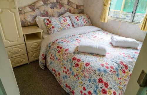 Priors Marston Apartamento | Wind In The Willows: Sleeps 4, Kitchen, bathroom, lounge, WIFI