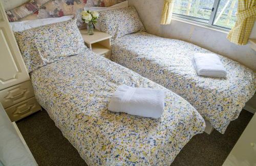 Priors Marston Apartamento | Wind In The Willows: Sleeps 4, Kitchen, bathroom, lounge, WIFI