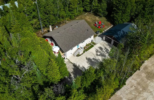 South Bruce Peninsula Cabaña | Wind Swept Pines Newly renovated, close to water 3 bedroom cottage