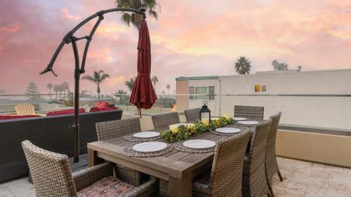Beach Barber Tract Casa | Windansea by AvantStay Private Rooftop Patio 2 blocks to Beach Town