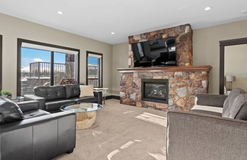 Springbank Casa | Windhorse Manor | No Service Fees | Patio & BBQ
