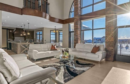 Springbank Casa | Windhorse Manor | No Service Fees | Patio & BBQ