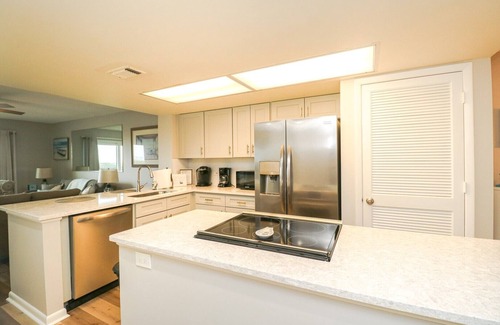 Crescent Beach Apartamento | Windjammer 109 - Comfortable Ocean View Condo, 2BR, Great Rates, Elevator &