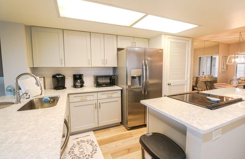 Crescent Beach Apartamento | Windjammer 109 - Comfortable Ocean View Condo, 2BR, Great Rates, Elevator &