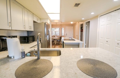 Crescent Beach Apartamento | Windjammer 109 - Comfortable Ocean View Condo, 2BR, Great Rates, Elevator &