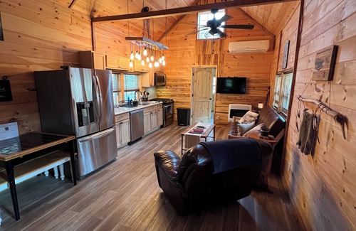 Clinton Cabina | WINDROCK CABIN THAT IS 5 MINUTES AWAY FROM GENERAL STORE AND TRAIL HEADS BEAUTY!