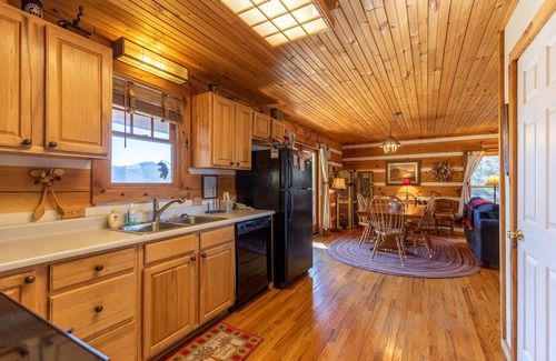 Boone Cabina | Windsong - long range views, pet friendly, fireplace