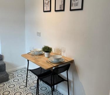 Gateshead Apartamento | Windsor 4 - Spacious beautiful 4 bdrm maisonette nr Ncle free wifi free parking