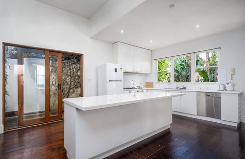 Windsor Casa | Windsor Nightlife Retreat