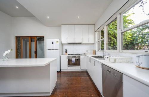 Windsor Casa | Windsor Nightlife Retreat