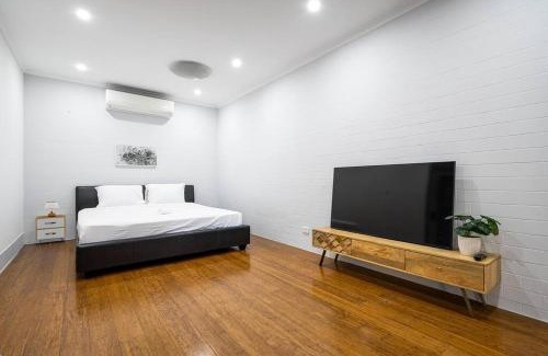 Windsor Casa | Windsor Nightlife Retreat