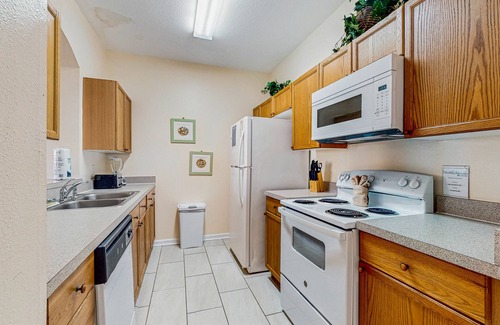 Windsor Palms Casa | Windsor Palms townhome with WiFi, AC, screened patio, pool, hot tub, & tennis
