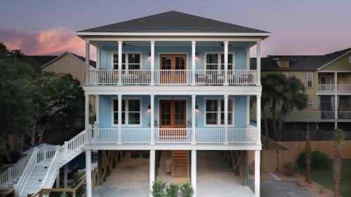Folly Beach Casa | Windward House by AvantStay Walk to Beach Restaurants Saltwater Pool