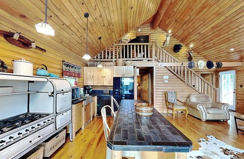Crellin Casa | Windy Acres | Dog Friendly + Hot Tub & Great Views!