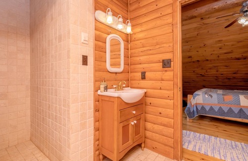 Crellin Cabina | Windy Acres - Casa en el área del lago con jacuzzi