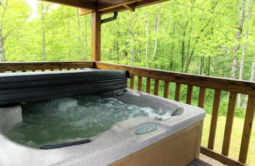 Wears Valley Casa | Windy Ridge-Pet-Friendly Smoky Mountain Cabin with Fishing Access, Fenced Yard & Free Tickets