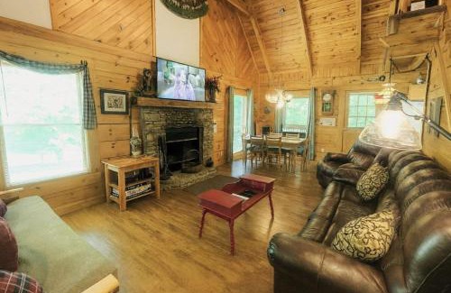 Wears Valley Casa | Windy Ridge-Pet-Friendly Smoky Mountain Cabin with Fishing Access, Fenced Yard & Free Tickets