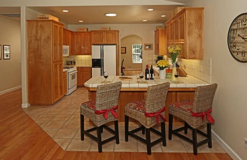 Los Olivos Casa | Wine Barrel Cottage - Encanto y diversión elegantes en Los Olivos