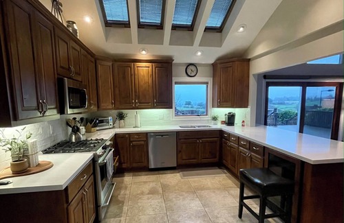Petaluma Casa | Wine Country Estate: Luxury Pool, Water Slide, Hot Tub