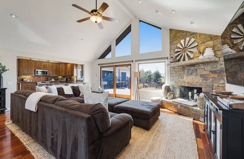 Petaluma Casa | Wine Country Estate: Luxury Pool, Water Slide, Hot Tub