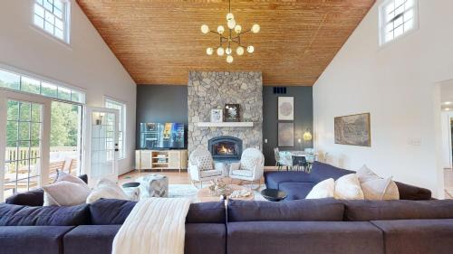 Afton Casa | Wine Country Modern Farmhouse on 10 Acres and Pool
