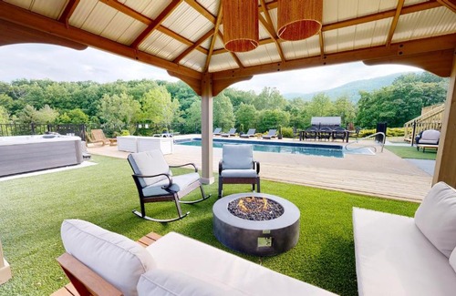 Afton Casa | Wine Country Modern Farmhouse on 10 Acres and Pool