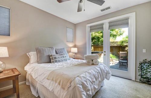 Southwest Santa Rosa Casa | Wine Country Retreat with Hot Tub & Mini Golf