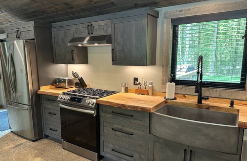 Madison Cabina | Wine Country Spacious Modern Woodside Cabin for 4