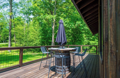 Madison Cabina | Wine Country Spacious Modern Woodside Cabin for 4