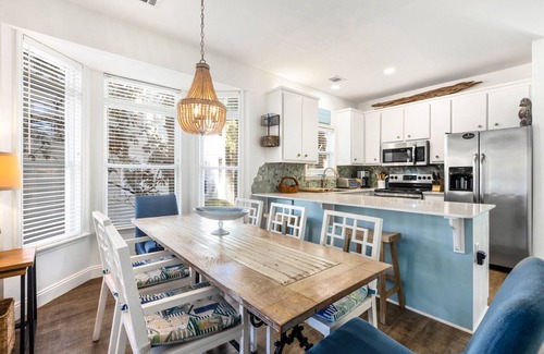 Santa Rosa Beach Casa | Wine Down- 300 yards to the Beach- Overlooking Community Pool- 2 Bikes