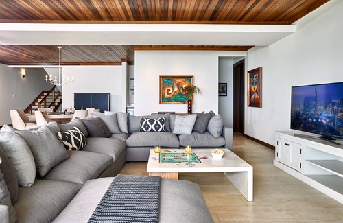 Newcastle Villa | Wine Down Villa, Greenwich, Blue Mountains