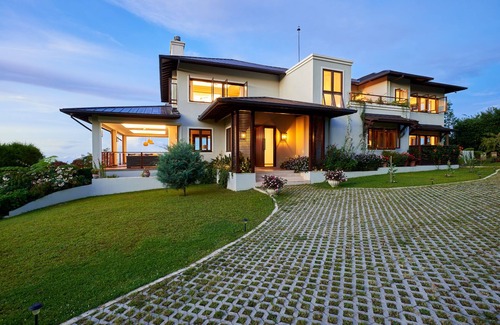Newcastle Villa | Wine Down Villa, Greenwich, Blue Mountains