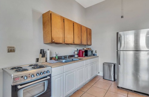 Savannah Victorian District Apartamento | Wine, Laughs & Porch Vibes ,At Deuling Sister Inn, Walk to Forsyth Park